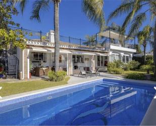 Vista exterior de Casa adosada en venda en Marbella amb Piscina