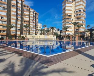 Piscina de Apartament de lloguer en Algarrobo amb Aire condicionat, Jardí privat i Moblat