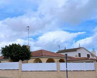 Vista exterior de Casa adosada en venda en Orihuela amb Terrassa i Piscina