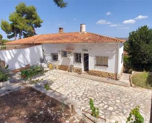 Vista exterior de Finca rústica en venda en Chiva amb Jardí privat, Terrassa i Piscina