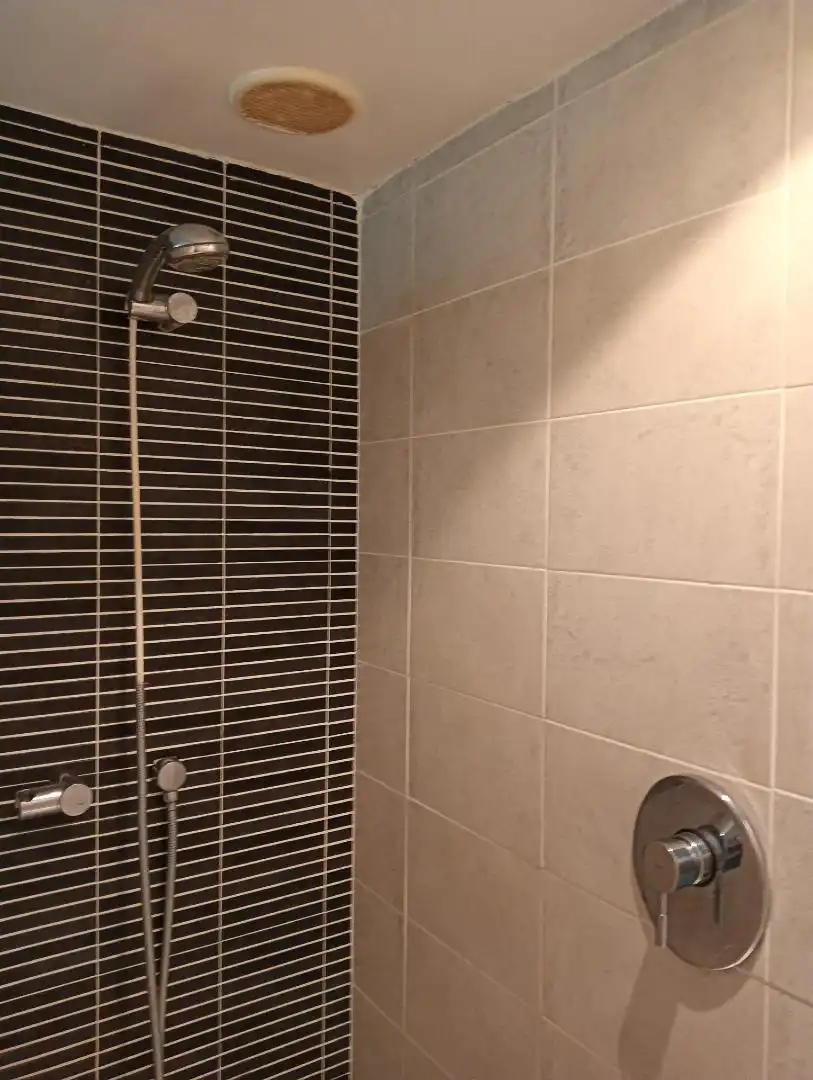 Badezimmer von Wohnung zur untervermieten in Valencia mit Parkett, Möbliert und Ofen
