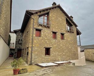 Vista exterior de Casa adosada en venda en Sabiñánigo amb Terrassa, Piscina i Balcó