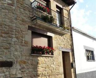 Vista exterior de Casa adosada en venda en Valle de Yerri / Deierri amb Calefacció, Terrassa i Traster