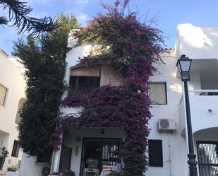 Vista exterior de Casa o xalet en venda en Estepona amb Aire condicionat, Terrassa i Piscina