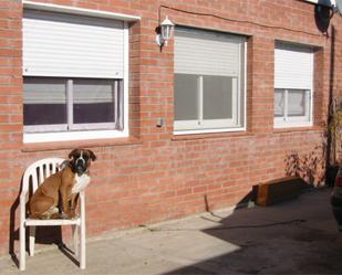 Vista exterior de Casa o xalet en venda en Viladecans amb Aire condicionat, Terrassa i Piscina