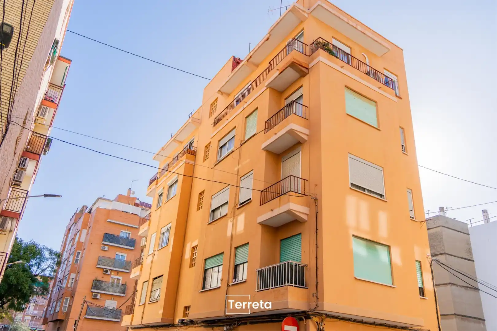 Außenansicht von Wohnung zur Miete in  Valencia Capital mit Klimaanlage, Terrasse und Balkon