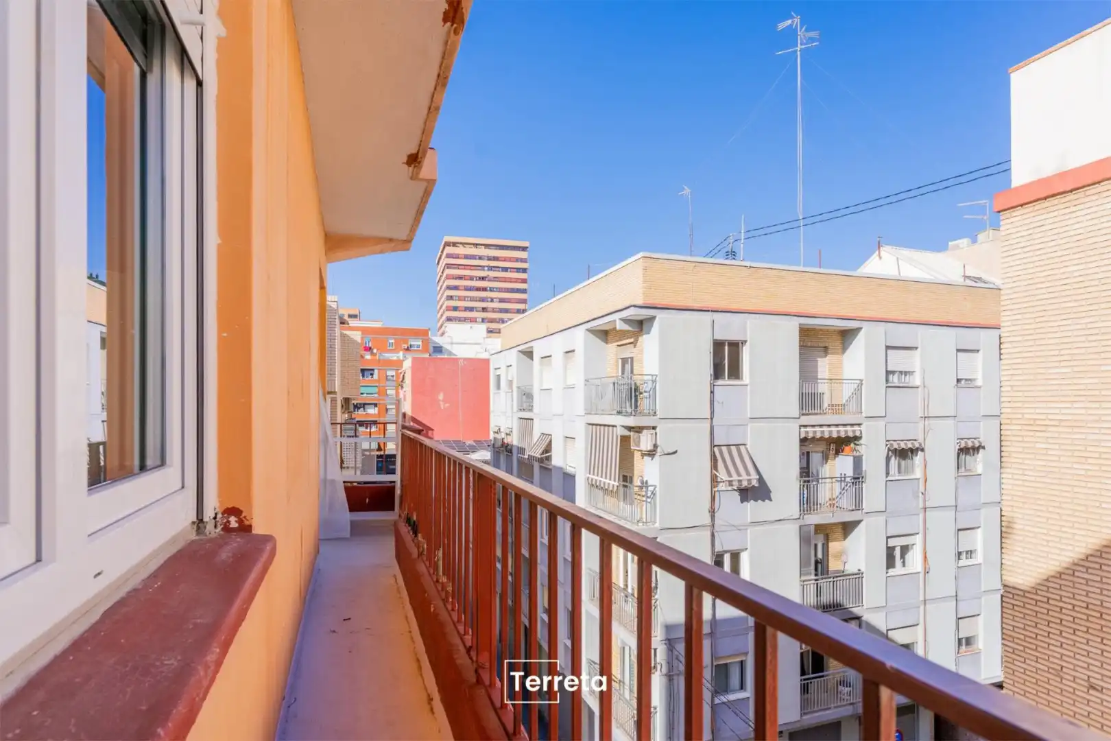Außenansicht von Wohnung zur Miete in  Valencia Capital mit Klimaanlage, Terrasse und Balkon