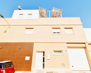 Vista exterior de Casa adosada en venda en Roquetas de Mar amb Aire condicionat, Calefacció i Parquet