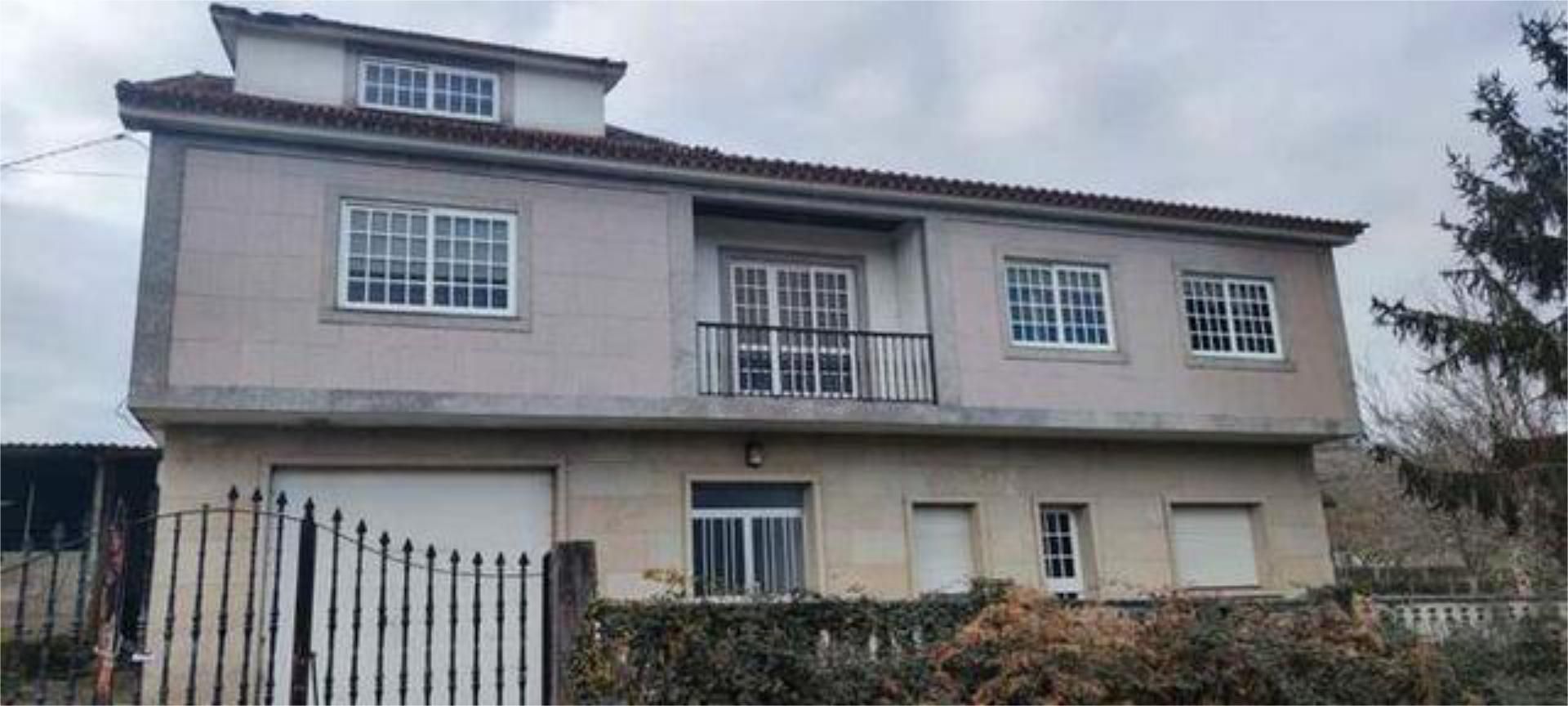 Vista exterior de Casa adosada en venda en Pontevedra Capital  amb Jardí privat, Terrassa i Traster