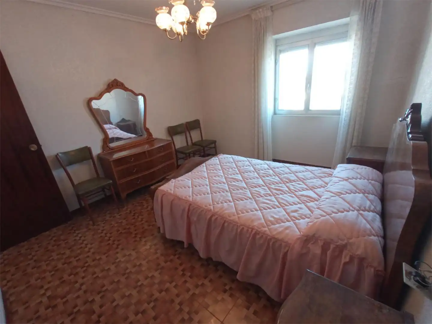 Piso en venta en Calle Real, 31, Villaturiel Habitación de Piso en venta en Villaturiel con Trastero, Amueblado y Balcón
