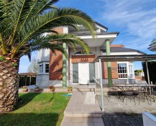 Vista exterior de Casa o xalet en venda en Corvera de Asturias amb Calefacció, Jardí privat i Parquet