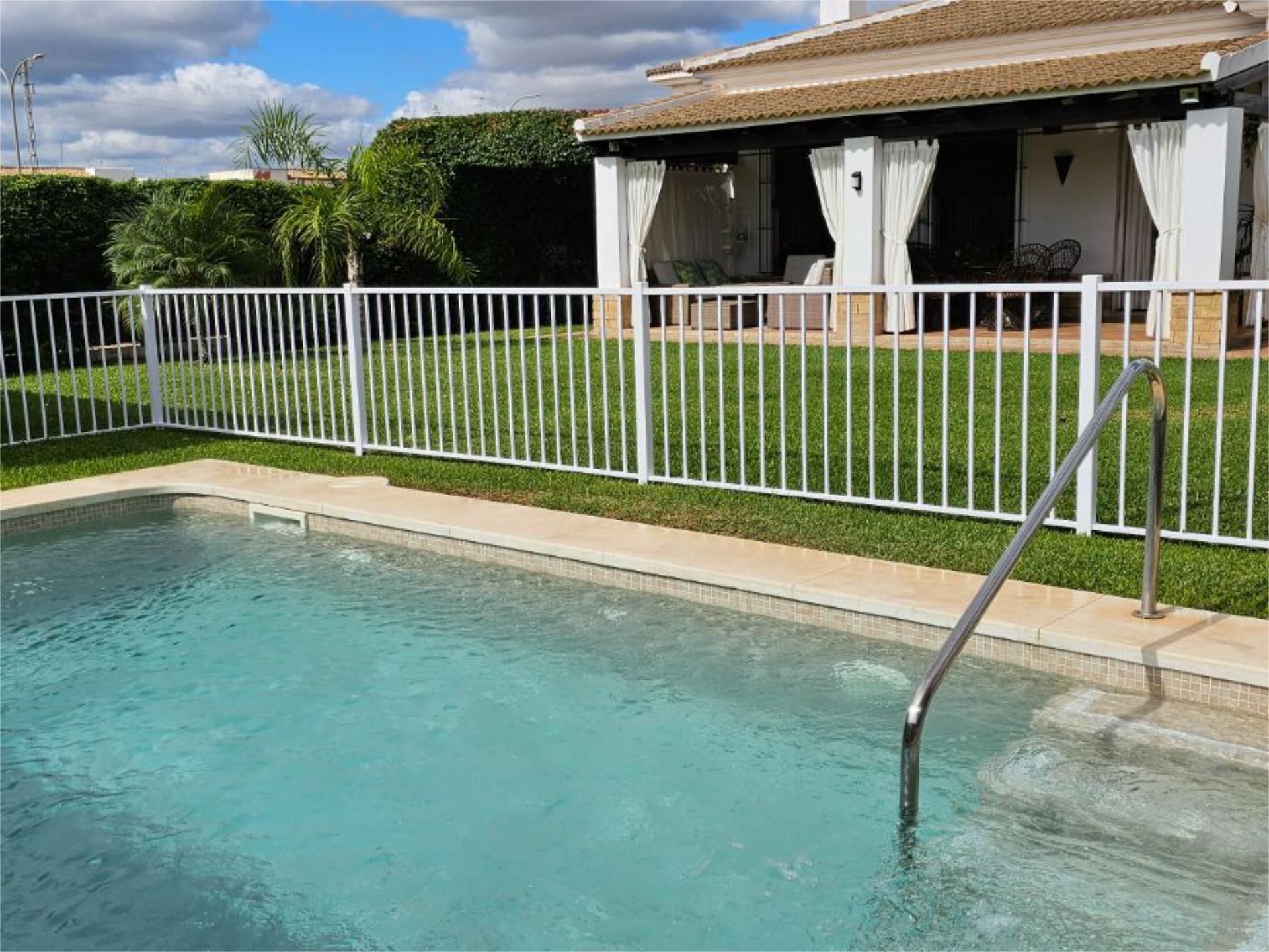 Swimming pool of House or chalet for sale in Villamanrique de la Condesa  with Air Conditioner, Private garden and Storage room