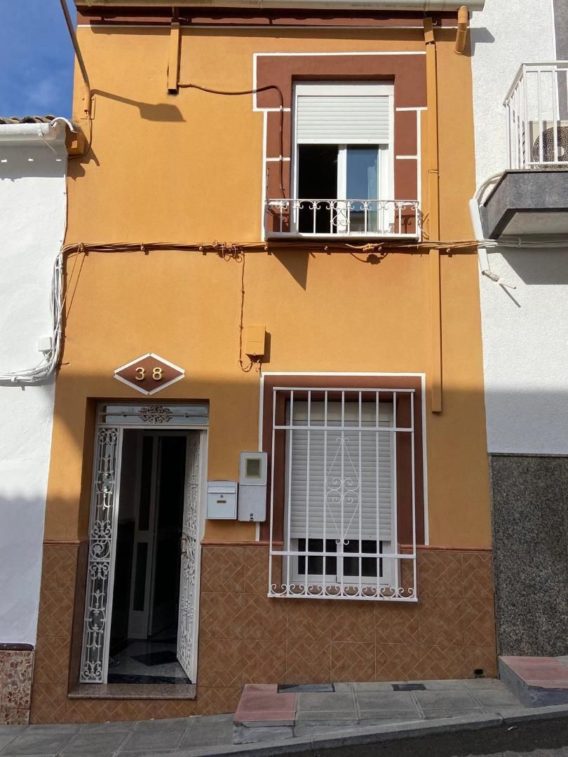 Vista exterior de Casa adosada en venda en Nueva Carteya amb Aire condicionat, Terrassa i Balcó