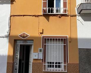 Vista exterior de Casa adosada en venda en Nueva Carteya amb Aire condicionat, Terrassa i Moblat