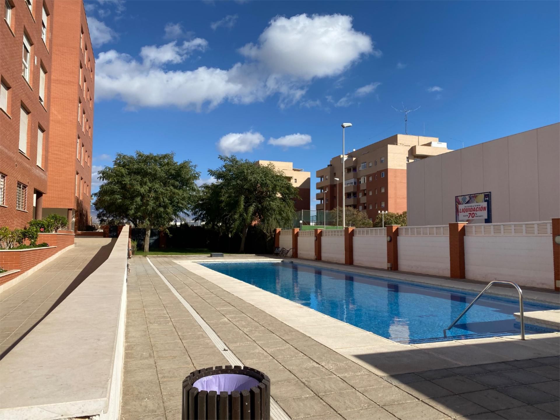 Piscina de Pis en venda en  Almería Capital amb Aire condicionat, Jardí privat i Parquet