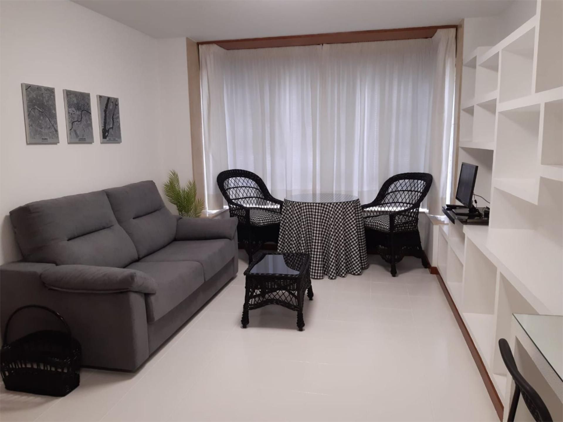 Sala d'estar de Pis en venda en Santiago de Compostela  amb Balcó
