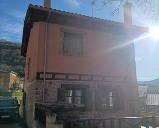 Vista exterior de Casa o xalet en venda en San Vicente del Valle