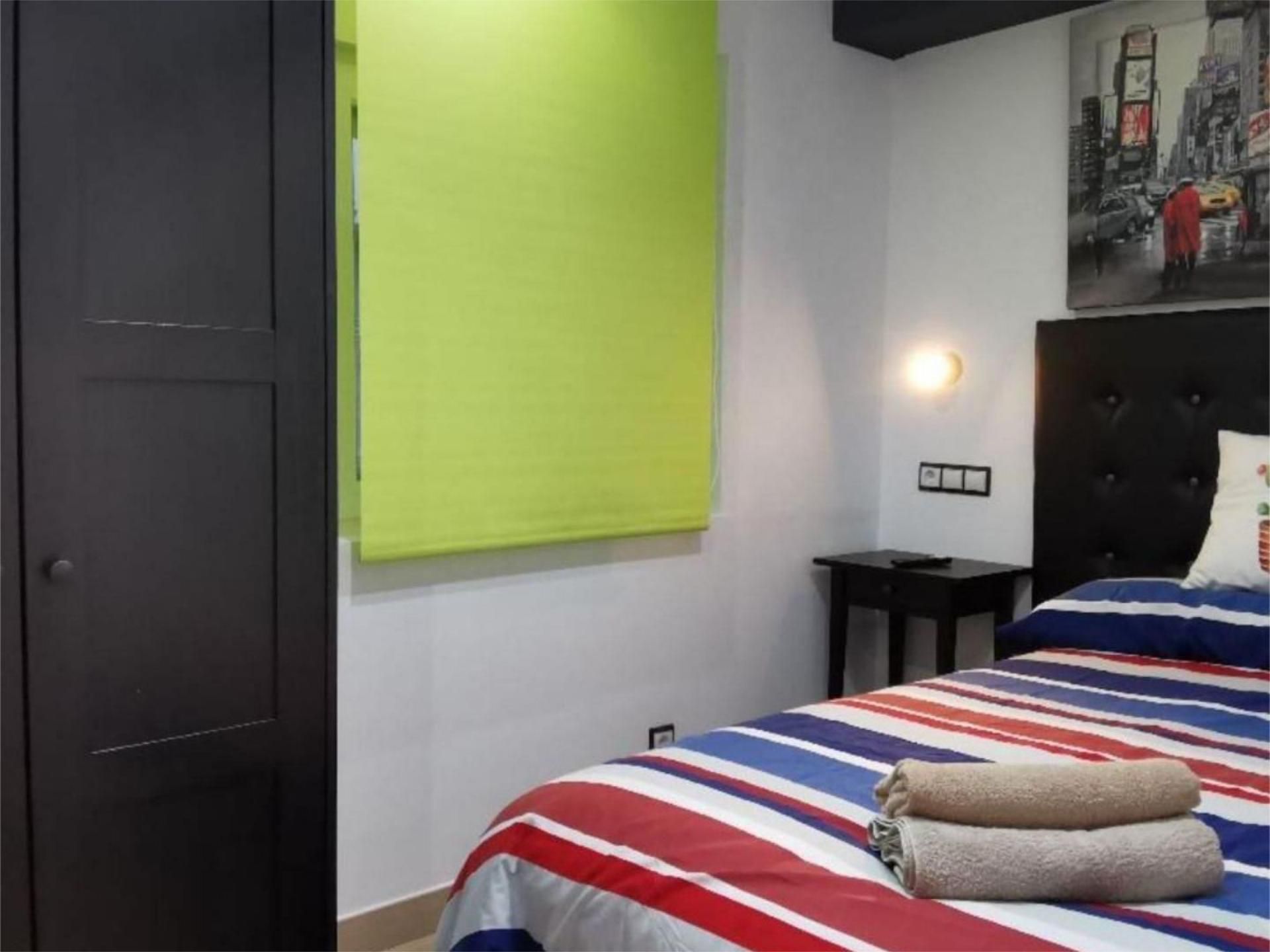 Bedroom of Flat to share in Oviedo   with Heating, Parquet flooring and Furnished