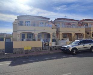 Vista exterior de Casa adosada en venda en Orihuela amb Aire condicionat, Terrassa i Piscina