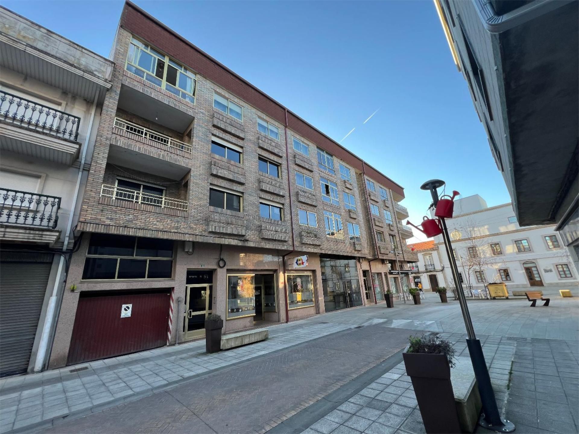 Vista exterior de Pis en venda en Silleda amb Parquet, Terrassa i Traster