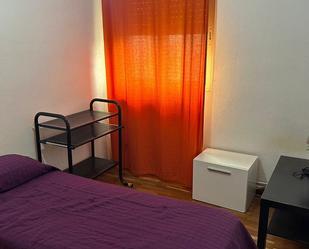 Dormitori de Apartament de lloguer en  Madrid Capital amb Calefacció, Parquet i Moblat