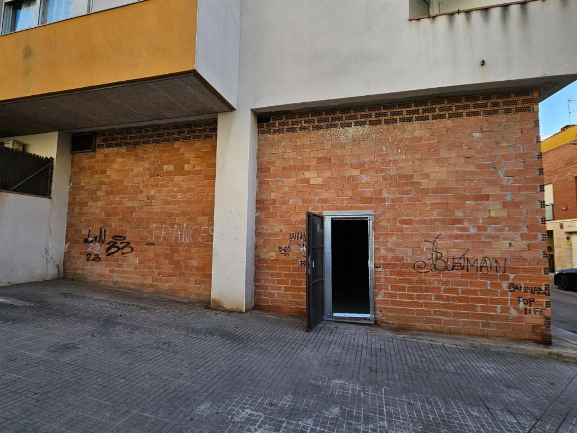 Vista exterior de Local en venda en Terrassa
