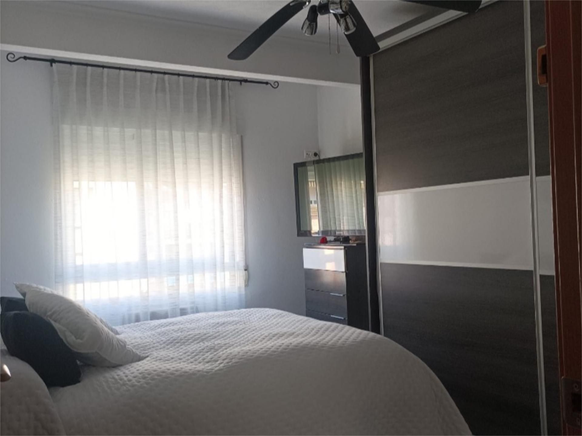 Pis en venda a Calle Juan de Cervantes, 21, Viñuela - Rescatado Dormitori de Pis en venda en Córdoba Capital amb Aire condicionat i Terrassa