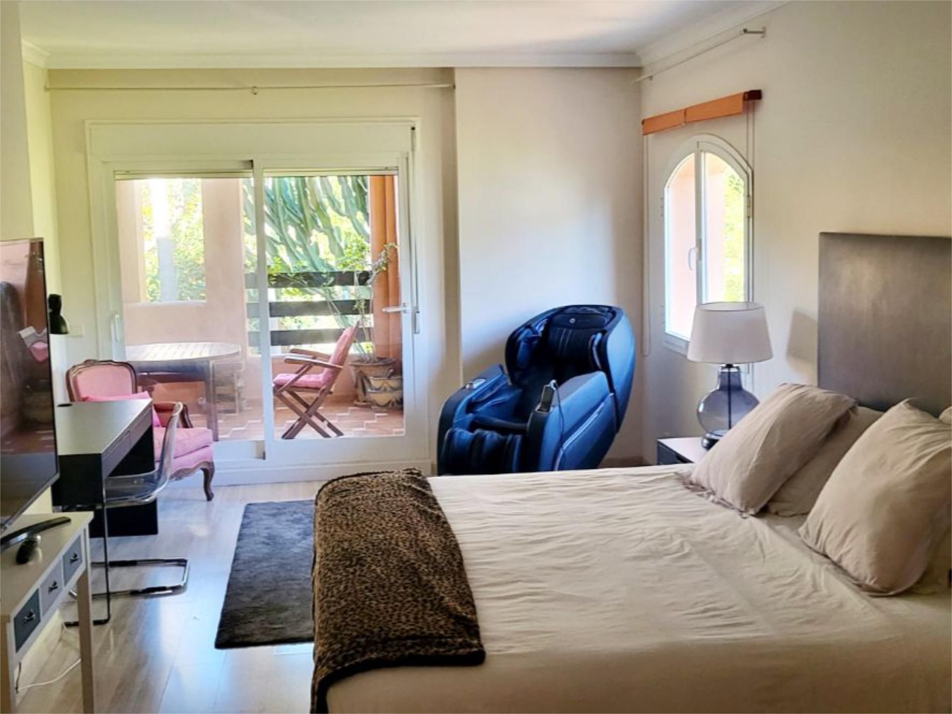 Dormitori de Apartament en venda en Estepona amb Aire condicionat, Terrassa i Piscina
