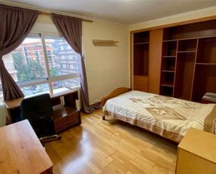 Bedroom of Flat to share in  Valencia Capital  with Parquet flooring, Furnished and Balcony