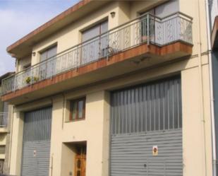 Vista exterior de Casa adosada en venda en Olot amb Terrassa i Balcó