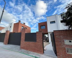 Exterior view of Single-family semi-detached for sale in Roda de Berà  with Air Conditioner, Terrace and Swimming Pool