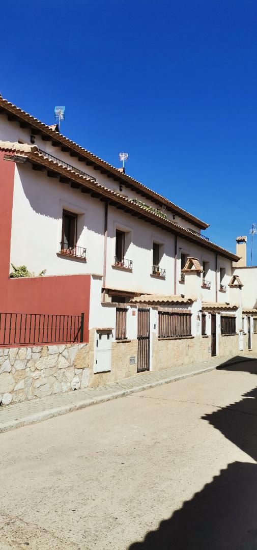 Vista exterior de Casa adosada en venda en Talayuelas amb Aire condicionat, Calefacció i Jardí privat
