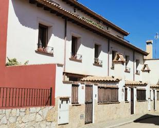 Vista exterior de Casa adosada en venda en Talayuelas amb Aire condicionat, Calefacció i Jardí privat