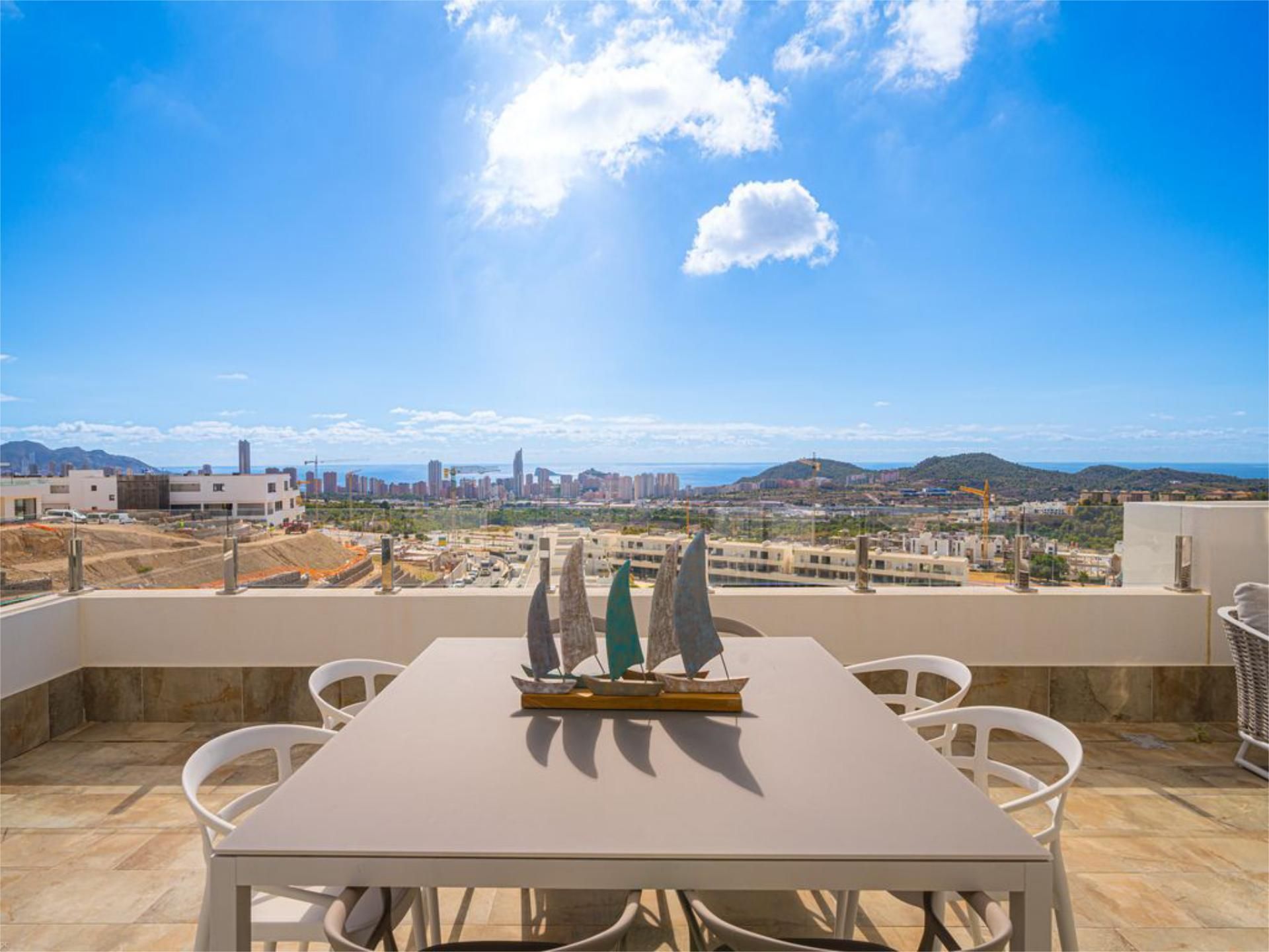 Vista exterior de Àtic en venda en Finestrat amb Aire condicionat, Terrassa i Piscina