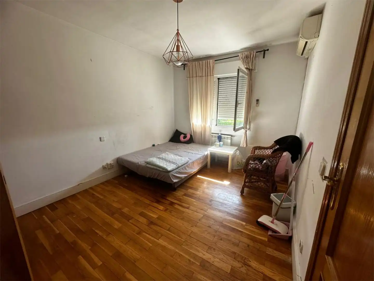 Habitación en Avenida de los Sauces, 63, Parque Coimbra Habitación de Estudio para compartir en Móstoles con Aire acondicionado, Calefacción y Jardín privado