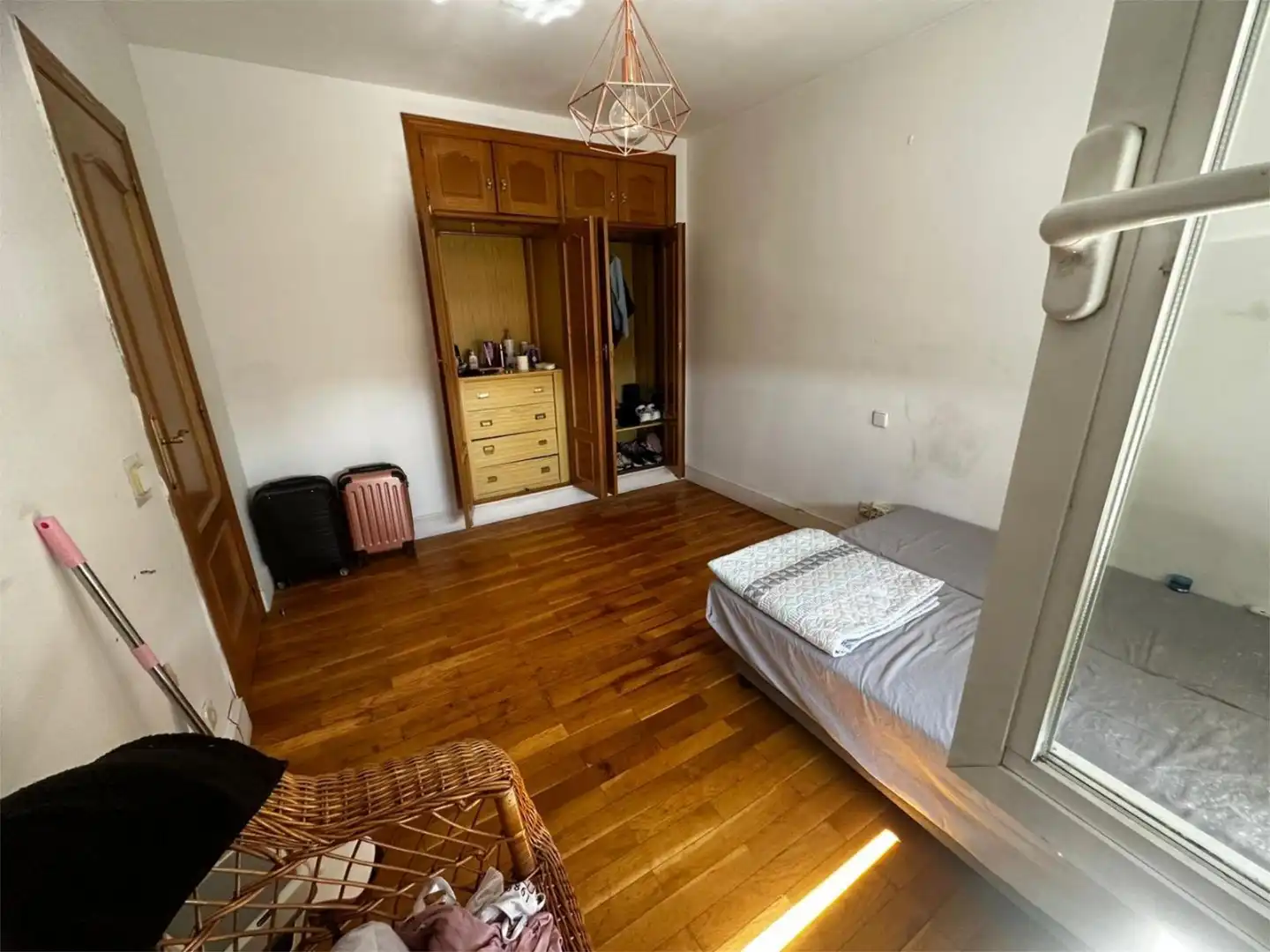 Habitación en Avenida de los Sauces, 63, Parque Coimbra Habitación de Estudio para compartir en Móstoles con Aire acondicionado, Calefacción y Jardín privado