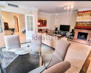 Living room of Flat for sale in Marbella  with Air Conditioner, Terrace and Swimming Pool