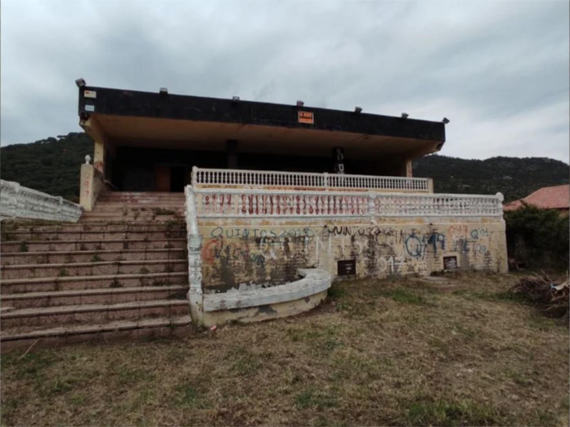 Vista exterior de Local en venda en Cenicientos amb Aire condicionat i Calefacció