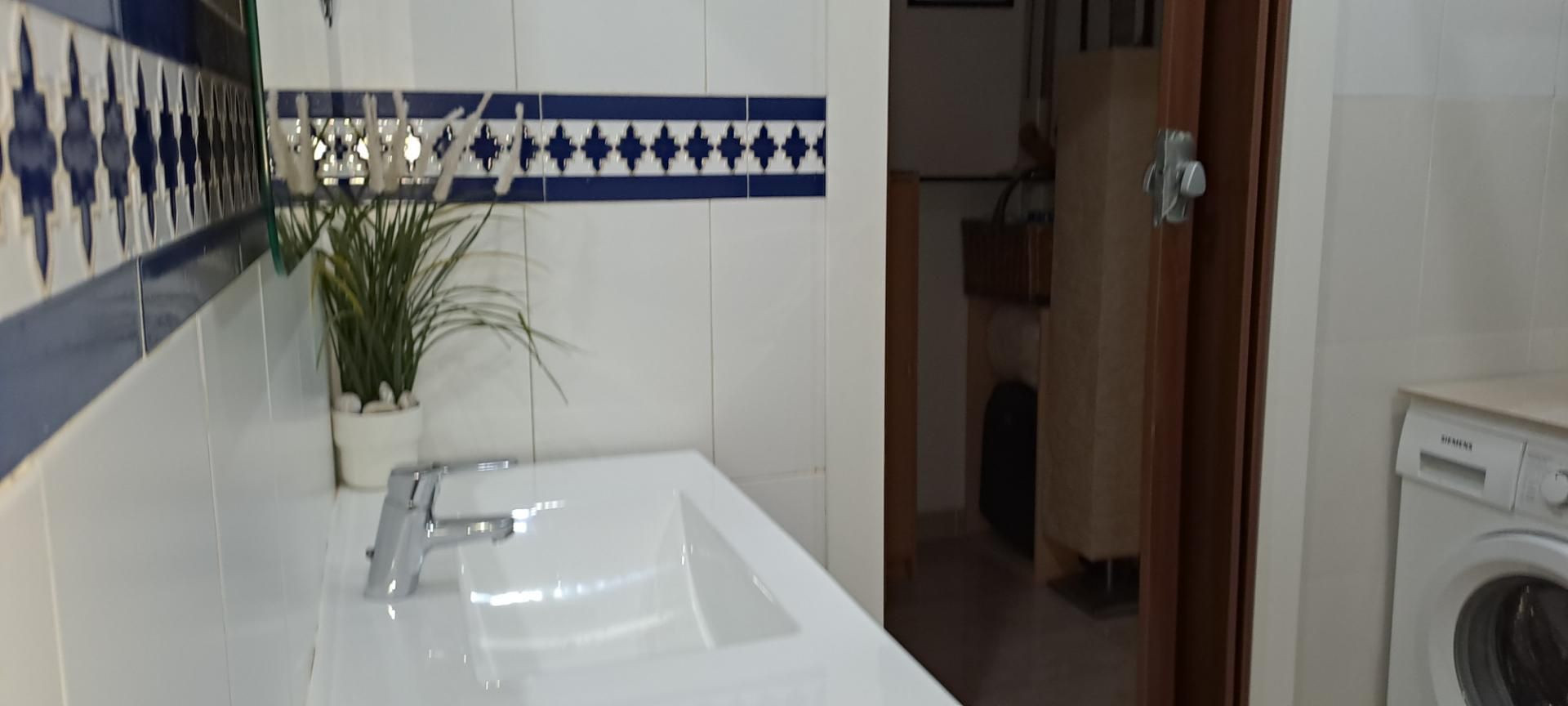 Bany de Pis per a compartir en Torremolinos amb Jardí privat, Terrassa i Piscina