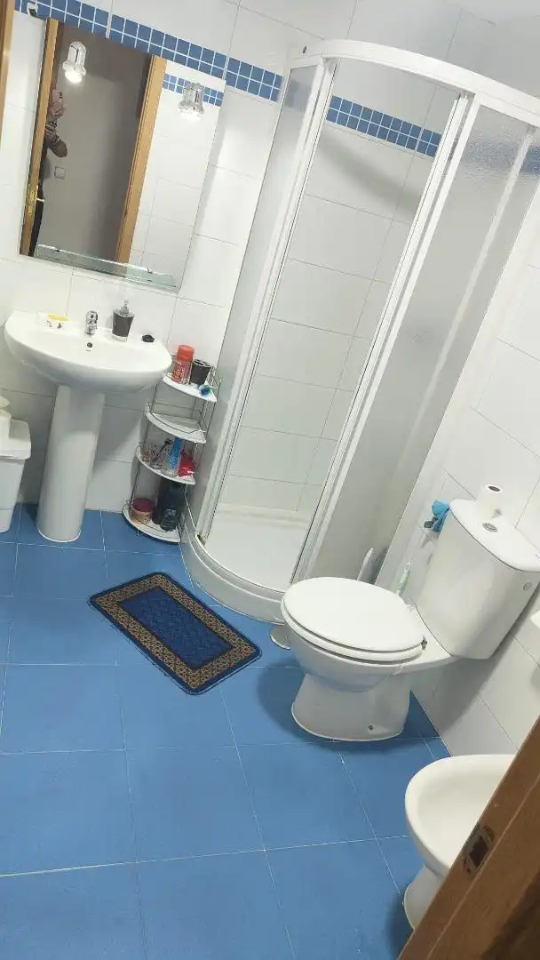 Bathroom of Flat for share in Madrid  with Air Conditioner, Heating and Parquet flooring