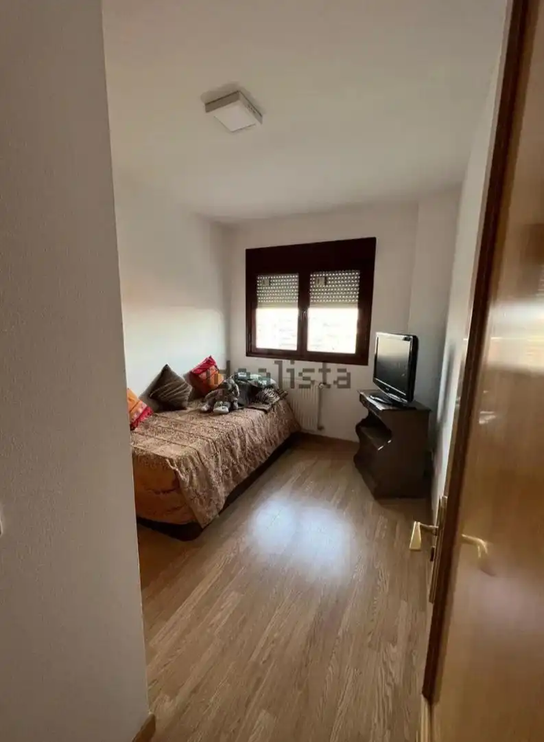 Bedroom of Flat for share in Madrid  with Air Conditioner, Heating and Parquet flooring