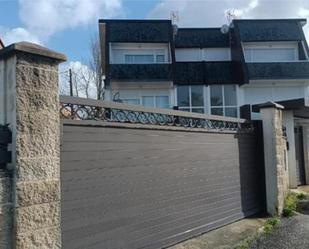 Vista exterior de Casa adosada de lloguer en Nigrán amb Calefacció, Jardí privat i Terrassa