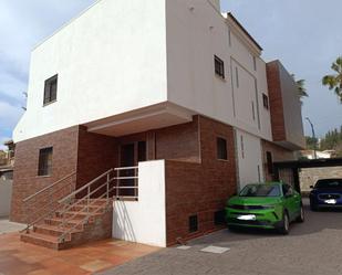 Vista exterior de Casa o xalet en venda en Rincón de la Victoria amb Aire condicionat, Terrassa i Piscina