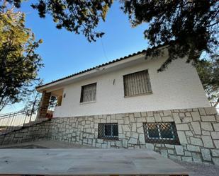 Vista exterior de Casa o xalet en venda en Fuensalida amb Aire condicionat, Terrassa i Piscina