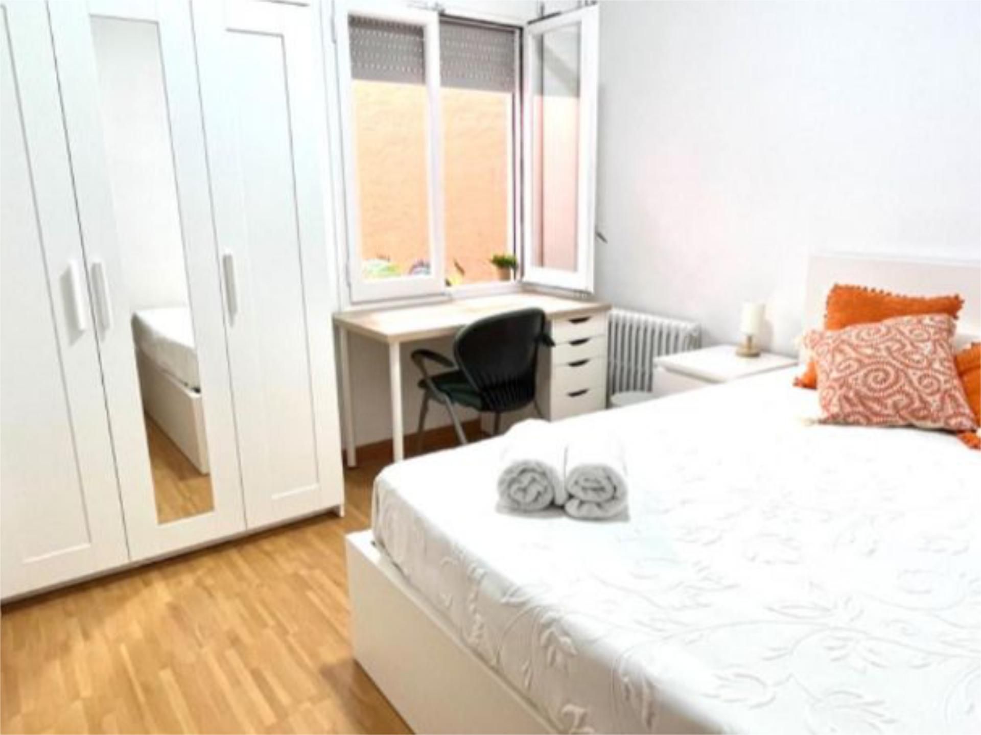 Bedroom of Flat to share in Terrassa  with Air Conditioner, Heating and Furnished