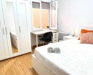 Bedroom of Flat to share in Terrassa  with Air Conditioner, Heating and Furnished