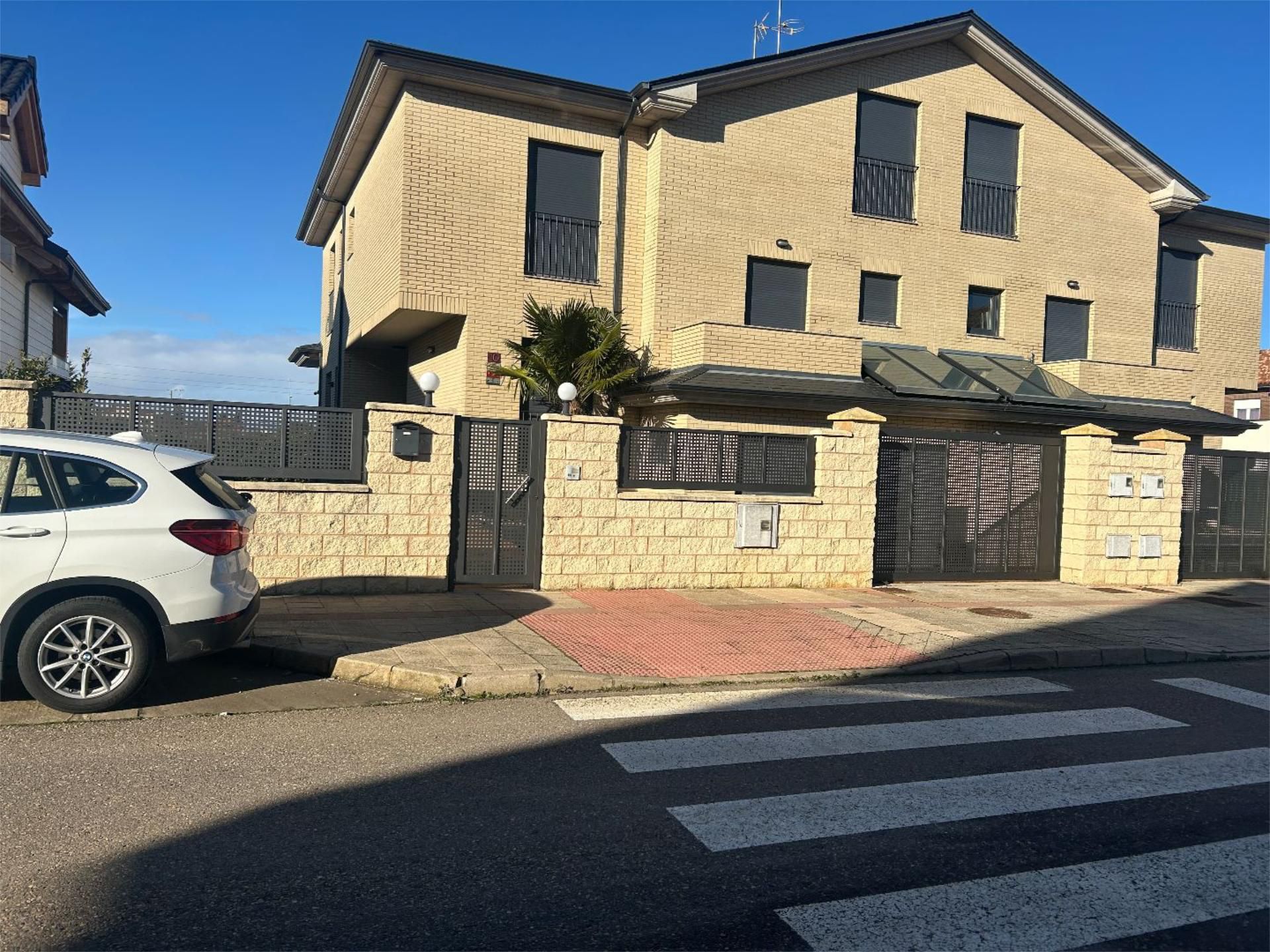 Exterior view of Flat for sale in Valverde de la Virgen  with Heating, Private garden and Parquet flooring