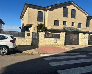 Vista exterior de Casa o xalet en venda en Valverde de la Virgen amb Calefacció, Jardí privat i Parquet