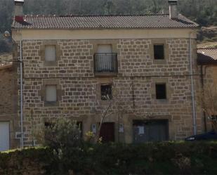 Vista exterior de Casa adosada en venda en Partido de la Sierra en Tobalina amb Parquet, Traster i Moblat