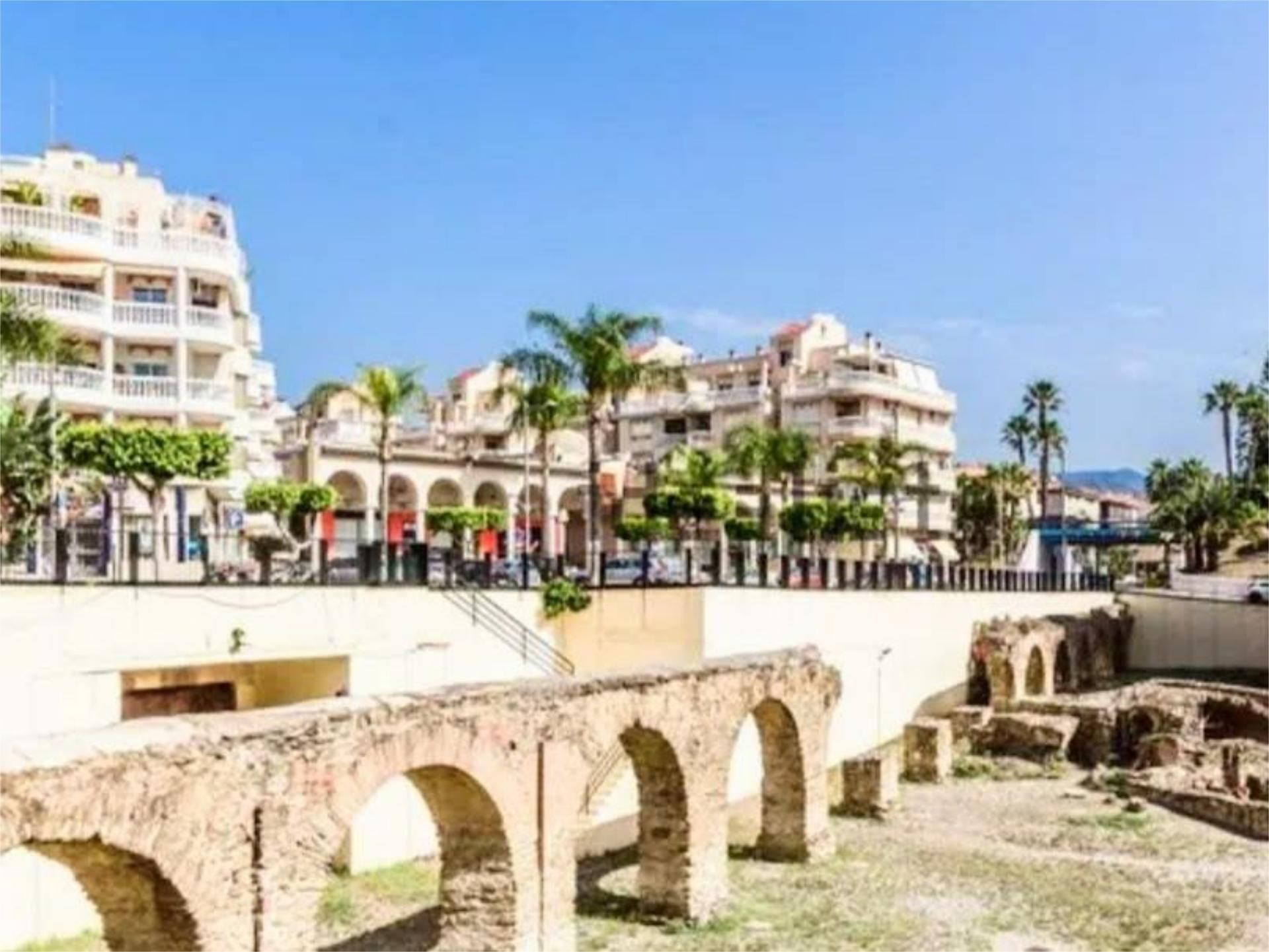 Vista exterior de Piso en venta en Almuñécar con Terraza, Piscina y Amueblado